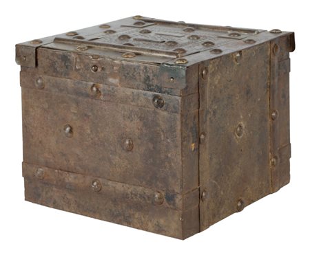 FORZIERE in ferro e legno. Italia XVIII secolo Misure: cm 31 x 30 x h 26