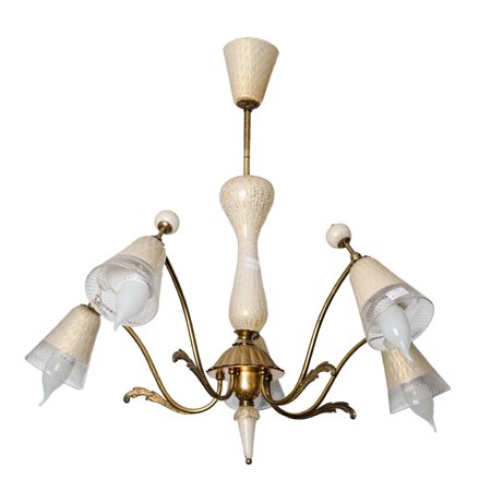 LAMPADARIO in vetro di Murano nei toni del bianco e oro a cinque luci. XX...
