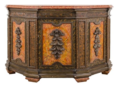CREDENZA scantonata in legno laccato a finto marmo. Sicilia XX secolo Misure:...