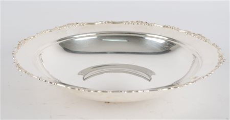 CENTROTAVOLA in argento (g. 326). XX secolo Misure: diametro cm 28,5 x h 5