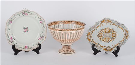 LOTTO composto da ALZATA, PIATTO e da VASSOIETTO in ceramica dipinta (usure,...