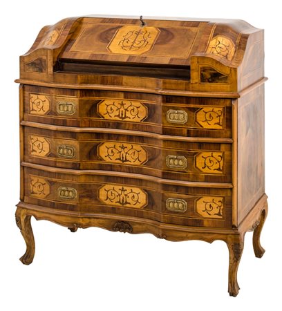 PICCOLO BUREAU in noce, radica di noce e tarsie in bosso con ribalta e tre...