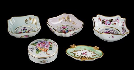 LOTTO composto da tre COPPETTE e SVUOTATASCHE in porcellana Limoges e da...