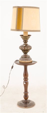 LOTTO composto da LUME in metallo con paralume in stoffa ricamata e TAVOLINO...