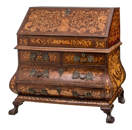 BUREAU in mogano riccamente intarsiato in bosso a motivo floreale e...
