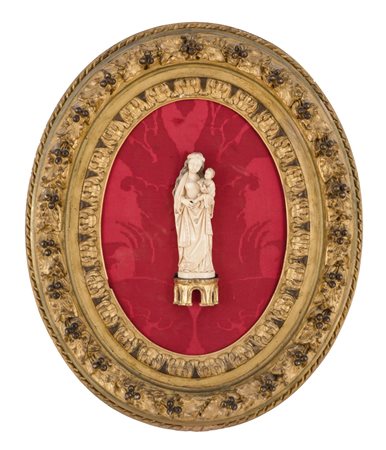 SCULTURA in avorio raffigurante "Madonna co Bambino" (cm 18 x 6) entro...