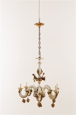 LAMPADARIO a sei luci in porcellana dipinta e decorata con personaggi a...