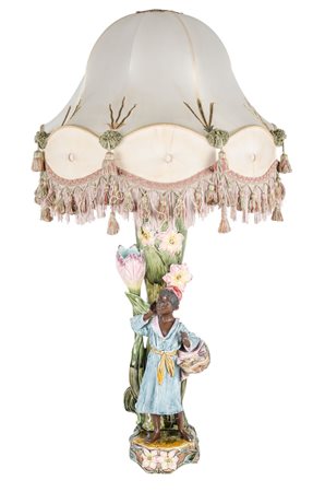 LUME in ceramica policroma raffigurante "venditrice". Primi ‘900 Misure: h cm...