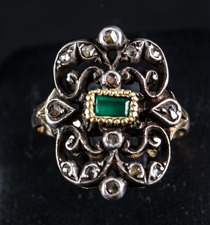 ANELLO in oro basso titolo e coppella con smeraldino al centro.