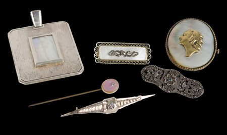 LOTTO composto da cinque SPILLE in argento ed oro basso titolo con inserti di...