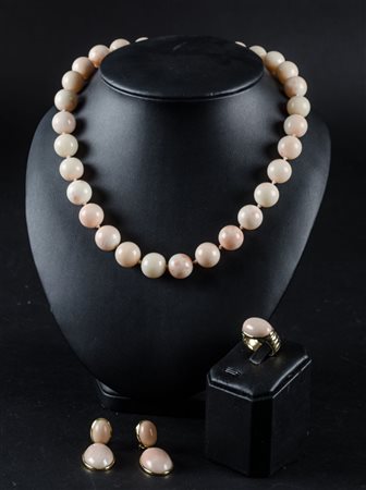 PARURE composta da COLLANA, ORECCHINI e da ANELLO in oro giallo 18 Kt. e...