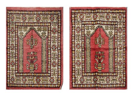 DUE TAPPETI Bukara Karachi, trama e ordito in cotone e vello in lana....