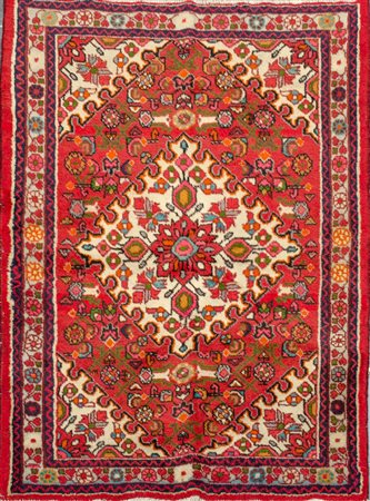 TAPPETO Hosseinabad, trama e ordito e vello in lana. Persia XX secolo Misure:...