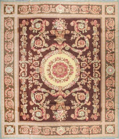 TAPPETO mezzopunto Aubusson. XX secolo Misure: cm 446 x 357