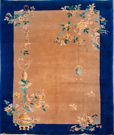 TAPPETO Pechino, trama e ordito in cotone e vello in lana. Cina XX secolo...