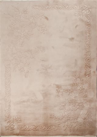 TAPPETO Pechino, trama e ordito in cotone e vello in lana. Cina XX secolo...