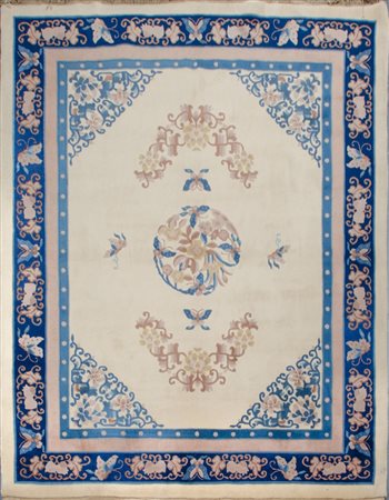 TAPPETO Pechino, trama e ordito in cotone e vello in lana. Cina XX secolo...