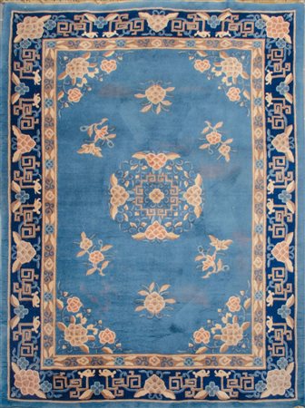 TAPPETO Pechino, trama e ordito in cotone e vello in lana. Cina XX secolo...