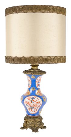 LUME in porcellana decorata con base e parte superiore in bronzo. Francia XIX...