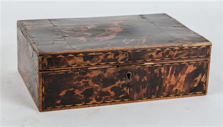 SCATOLA da lavoro in tartaruga. XX secolo Misure: cm 28 x 19