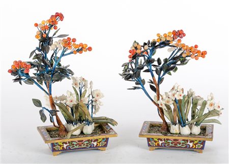 COPPIA PIANTE in pietre dure con vasi in cloisonnet. XX secolo Misure: cm 15...