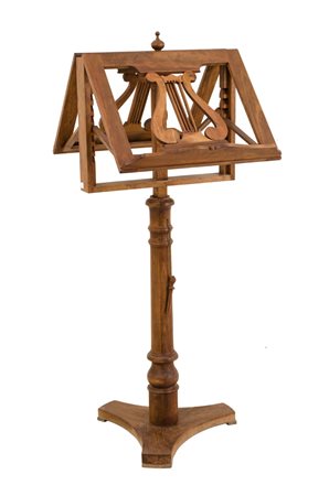 LEGGIO da terra in noce. Italia XX secolo Misure: cm 46 x 40 x h 87