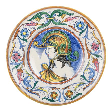 PIATTO in ceramica decorata a mano raffigurante "figura con elmetto". Italia...