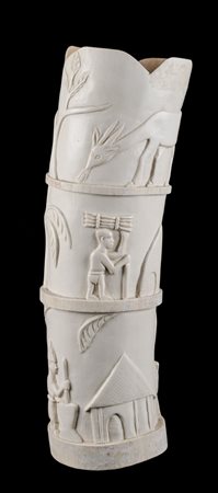 SEZIONE DI ZANNA in avorio intagliato raffigurante "vegetazione con animali"....