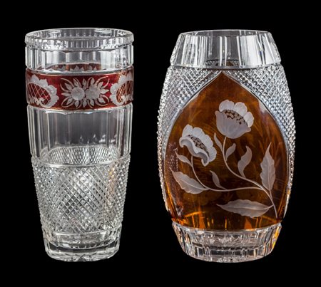 DUE VASI in vetro lavorato nei toni del bianco e dell'ambra. XX secolo...