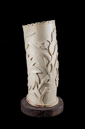 SEZIONE DI ZANNA in avorio lavorata a motivo floreale e fogliaceo con animali...