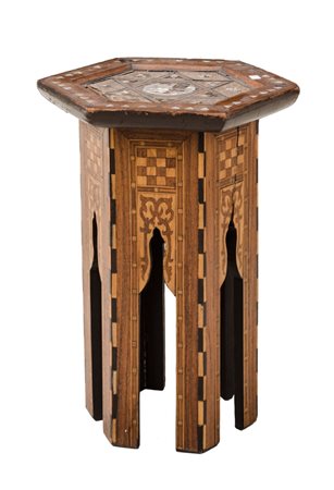 PICCOLO TAVOLINO in noce riccamente intarsato con applicazioni in madreperla...