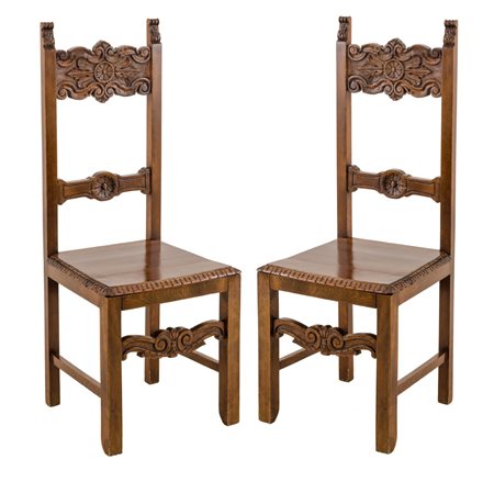 COPPIA SEDIE stile rinascimentale in noce (seduta h cm 47). Sicilia primi...