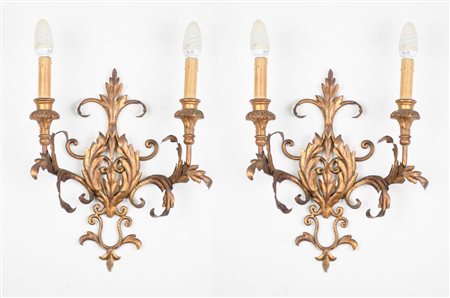 COPPIA APPLIQUES a due luci in ferro e legno dorato. XX secolo Misure: cm 36...