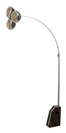 LAMPADA da terra a tre luci in acciaio con base in marmo. Anni '70 Misure: h...