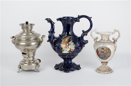 LOTTO composto da SAMOVAR in metallo argentato, VERSATOIO in ceramica dipinta...