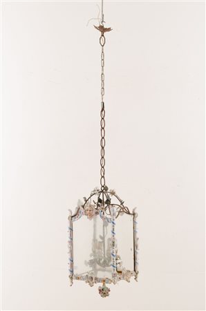 FANALE in ferro e ceramica a quattro luci (rotture). Italia XX secolo Misure:...