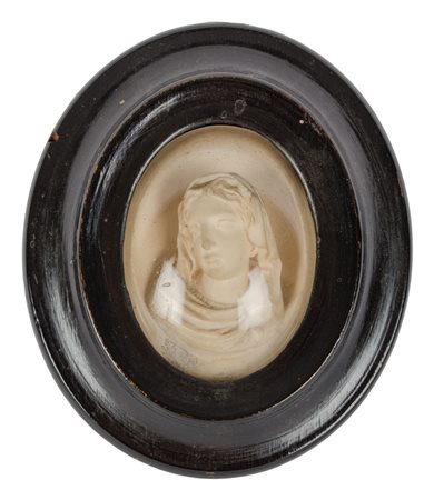 SCULTURA in schiuma raffigurante "Madonna" entro piccola teca ovale in legno....
