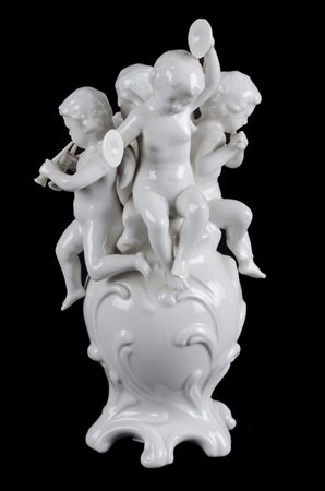 GRUPPO in porcellana Capodimonte nei toni del bianco raffiguranti "putti...