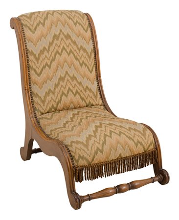 SEDIA bassa in noce. XIX secolo Misure: cm 53 x 75 x h 83