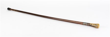 BASTONE in legno con manico in osso ed argento. Primi '900 Misure: h cm 91
