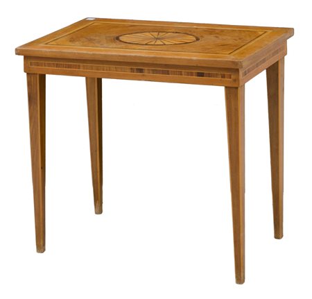 TAVOLINO in noce con tarsie in palissandro e bosso. Sicilia XX secolo Misure:...