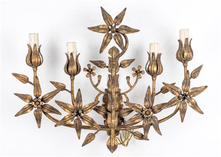 APPLIQUE in ferro battuto a quatto fiamme. XX secolo Misure: h cm 50 x 39