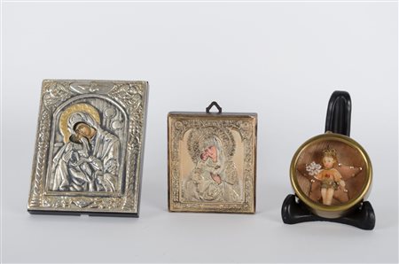 LOTTO composto da SCULTURA in cera raffigurante "Bambinello" entro teca in...