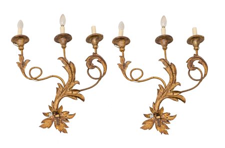 COPPIA APPLIQUES a tre luci in ferro dorato e legno. Toscana meta' '900...