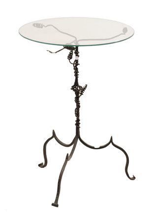 TAVOLINO in ferro battuto con piano in vetro. Italia primi '900 Misure:...