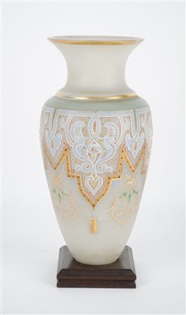 VASO in opaline decorato a mano (rotture). Italia fine '800 Misure: h cm 46