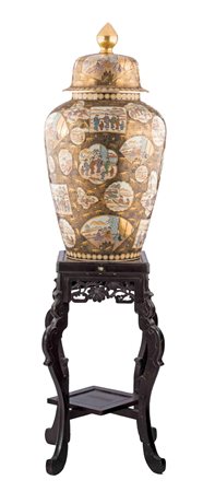 Vaso con coperchio in porcellana, Cina XX secolo Decori policromi entro...
