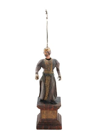 Antico raro barometro costituito da una scutura in legno policromo...