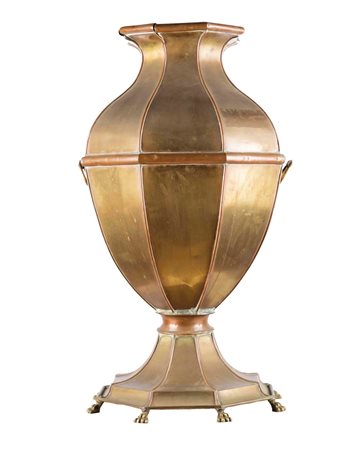 Coppia di grandi vasi in rame di forma ovoidale con base ottagonale e piedi...