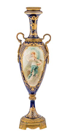 Vaso a balaustro in porcellana di Sevres con applicazioni in bronzo dorato....